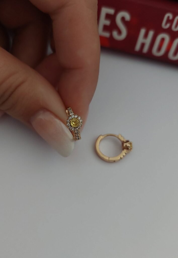 Mažos rinkutės su geltona akute (1,1cm.)