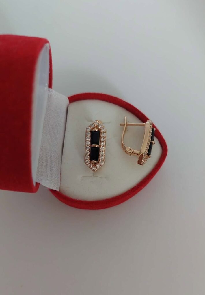 Puošnūs auskarai, su juodais akmenukais (2cm.)