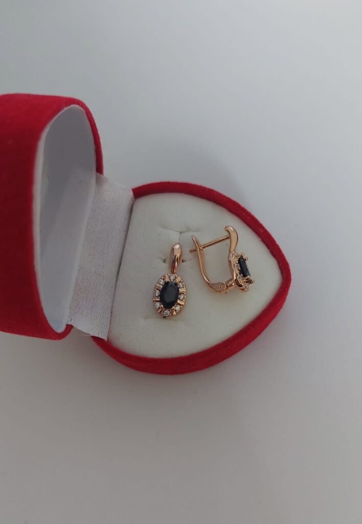 Puošnūs, nedideli auskarai su juoda akute(1,6cm.)