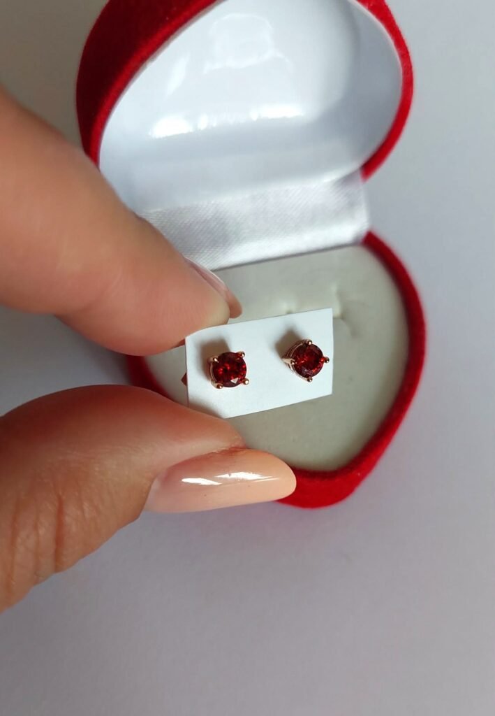 Raudoni vinukai 4mm.